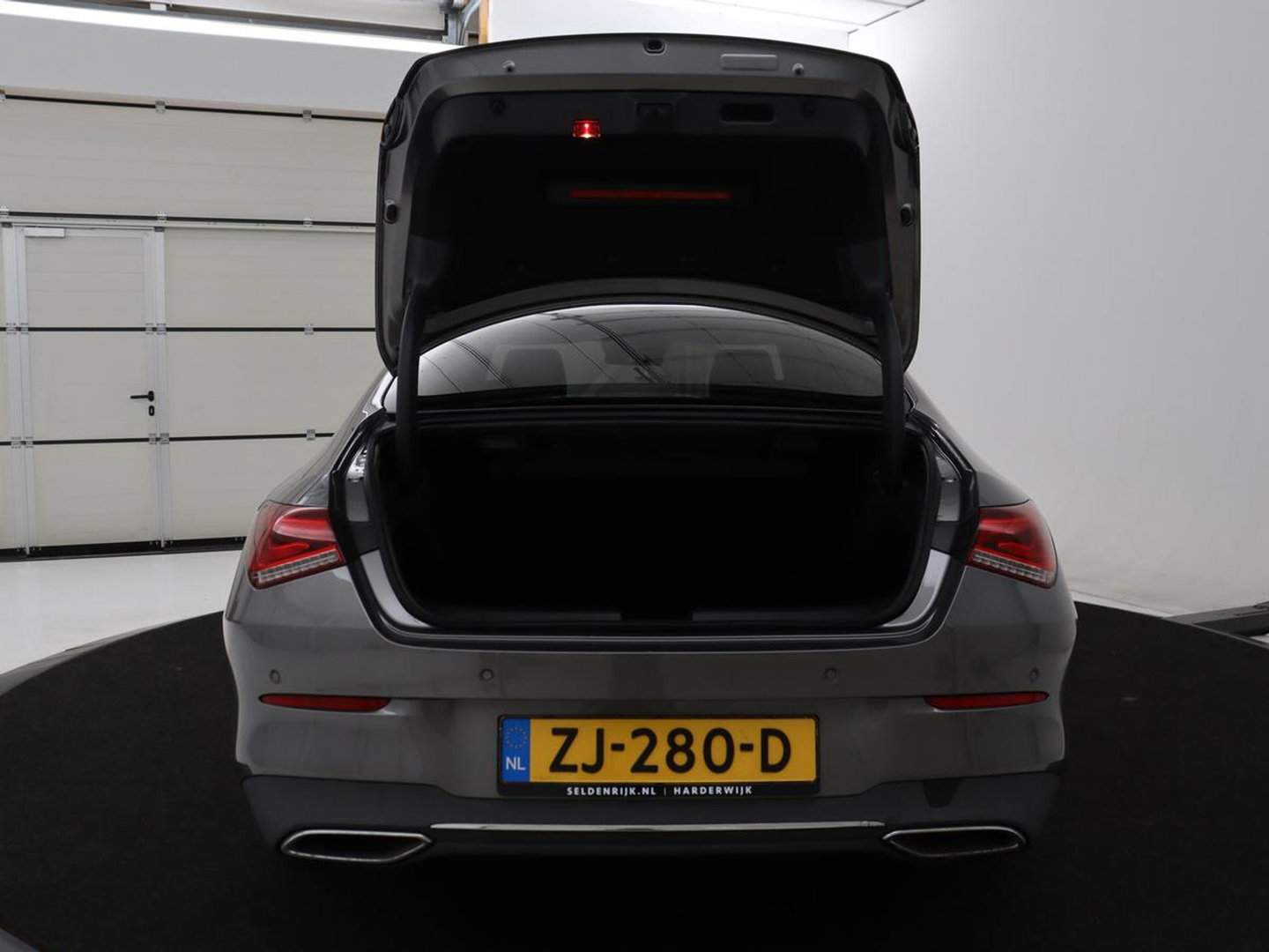 Mercedes-Benz CLA-Klasse 180 Business Solution Progressive | Stoelverwarming | Carplay | Sfeerverlichting | Half leder | Camera | Navigatie | Widescreen | Full LED | Park Assist | DAB | 18'' velgen | Cruise control
