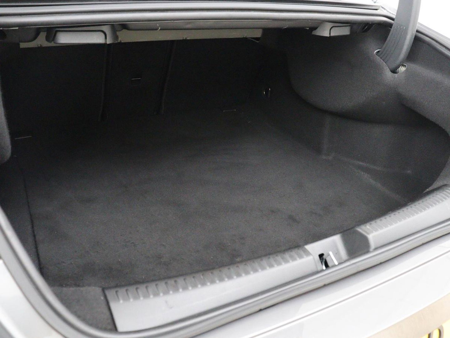 Mercedes-Benz CLA-Klasse 180 Business Solution Progressive | Stoelverwarming | Carplay | Sfeerverlichting | Half leder | Camera | Navigatie | Widescreen | Full LED | Park Assist | DAB | 18'' velgen | Cruise control