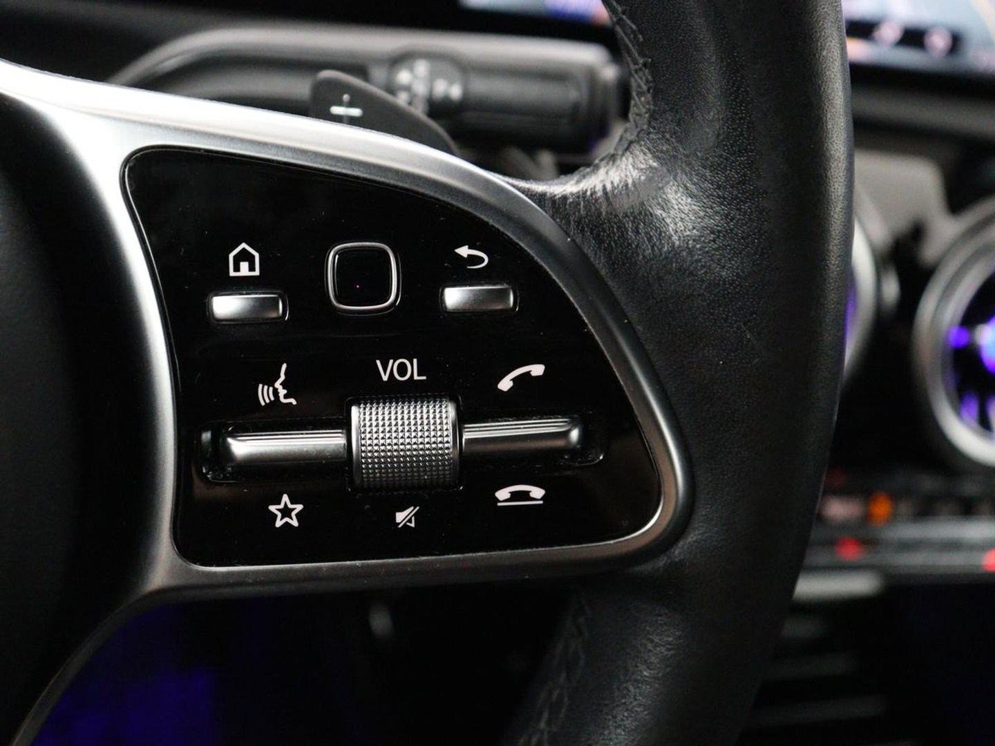 Mercedes-Benz CLA-Klasse 180 Business Solution Progressive | Stoelverwarming | Carplay | Sfeerverlichting | Half leder | Camera | Navigatie | Widescreen | Full LED | Park Assist | DAB | 18'' velgen | Cruise control