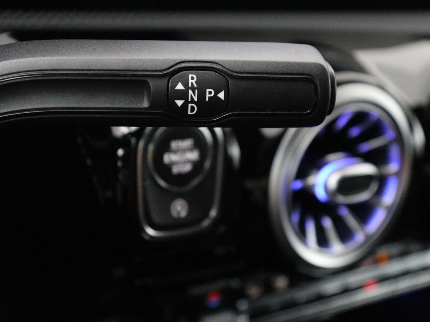 Mercedes-Benz CLA-Klasse 180 Business Solution Progressive | Stoelverwarming | Carplay | Sfeerverlichting | Half leder | Camera | Navigatie | Widescreen | Full LED | Park Assist | DAB | 18'' velgen | Cruise control