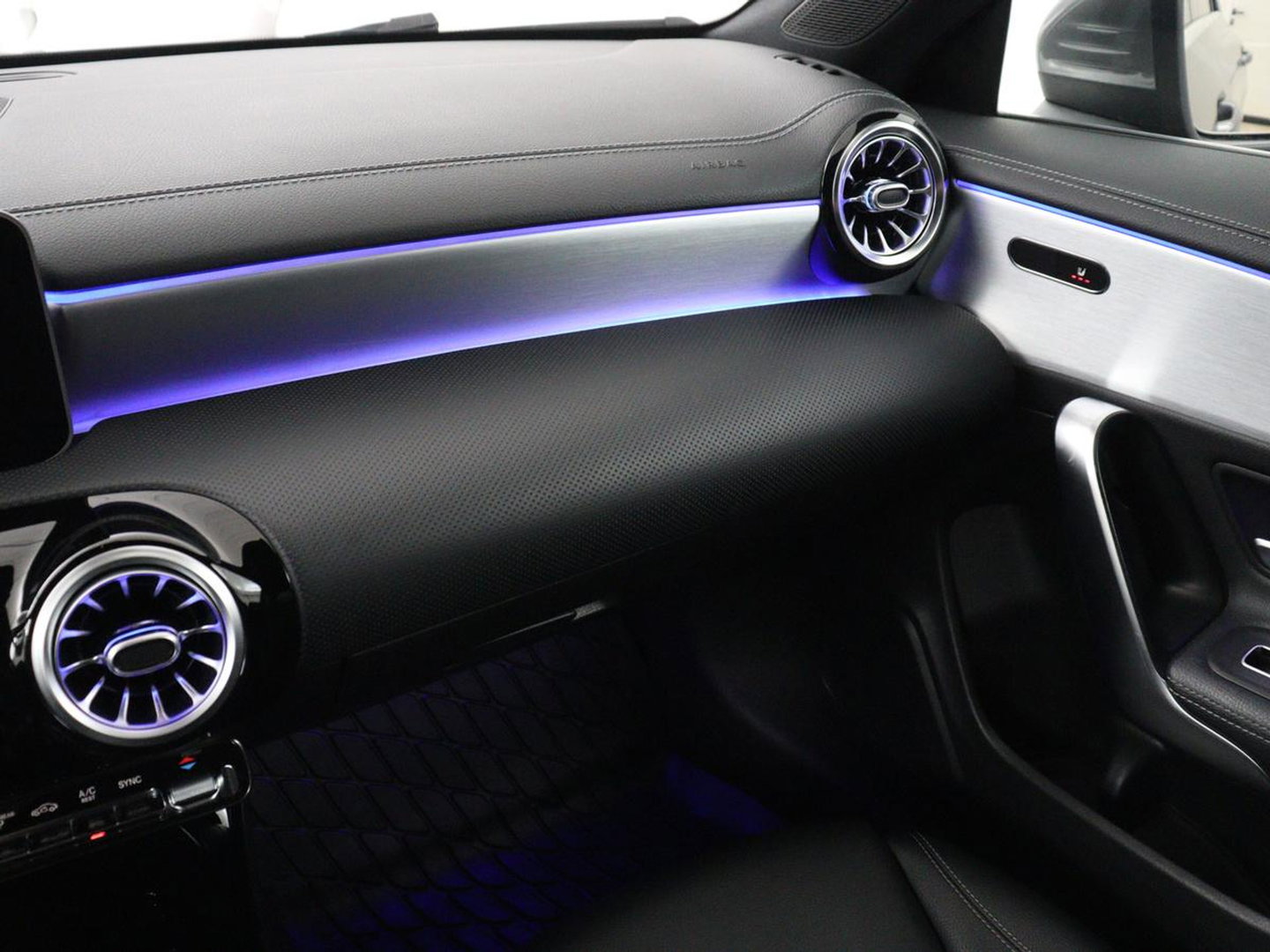 Mercedes-Benz CLA-Klasse 180 Business Solution Progressive | Stoelverwarming | Carplay | Sfeerverlichting | Half leder | Camera | Navigatie | Widescreen | Full LED | Park Assist | DAB | 18'' velgen | Cruise control