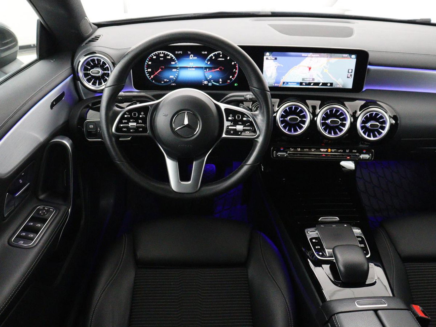 Mercedes-Benz CLA-Klasse 180 Business Solution Progressive | Stoelverwarming | Carplay | Sfeerverlichting | Half leder | Camera | Navigatie | Widescreen | Full LED | Park Assist | DAB | 18'' velgen | Cruise control