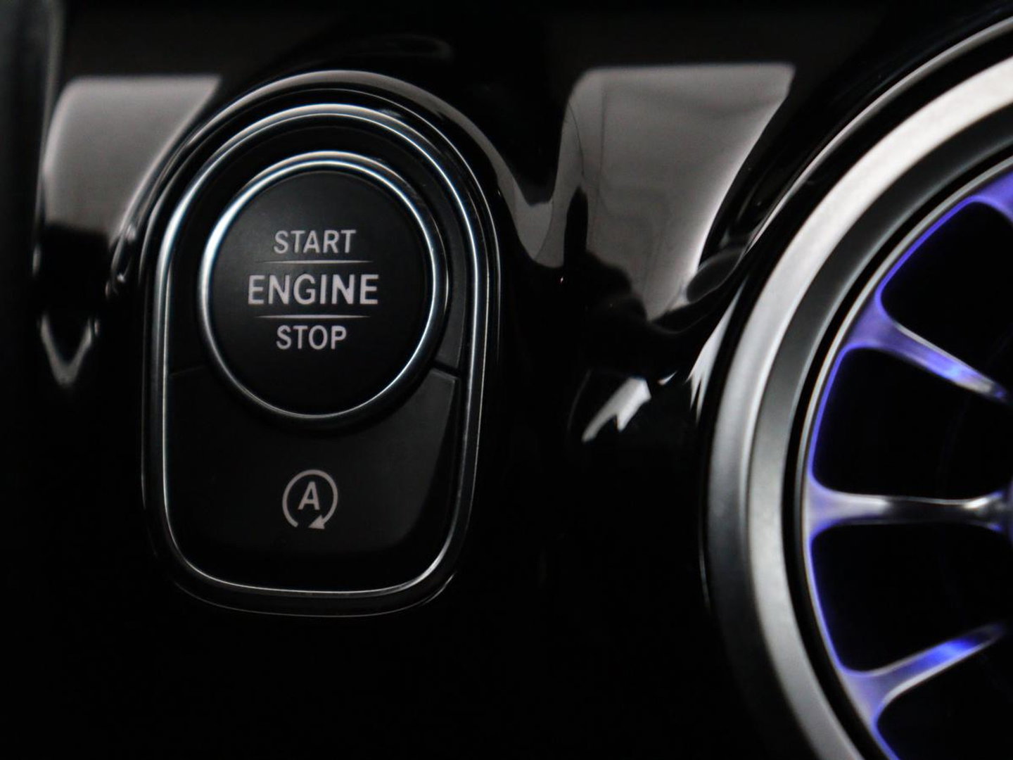Mercedes-Benz CLA-Klasse 180 Business Solution Progressive | Stoelverwarming | Carplay | Sfeerverlichting | Half leder | Camera | Navigatie | Widescreen | Full LED | Park Assist | DAB | 18'' velgen | Cruise control