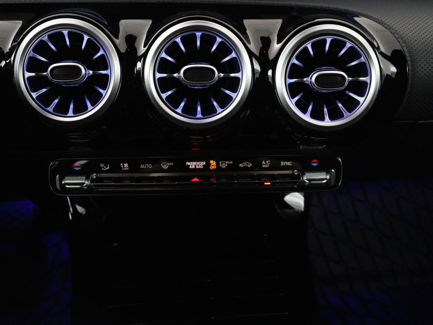 Mercedes-Benz CLA-Klasse 180 Business Solution Progressive | Stoelverwarming | Carplay | Sfeerverlichting | Half leder | Camera | Navigatie | Widescreen | Full LED | Park Assist | DAB | 18'' velgen | Cruise control