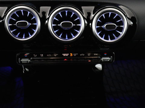 Mercedes-Benz CLA-Klasse 180 Business Solution Progressive | Stoelverwarming | Carplay | Sfeerverlichting | Half leder | Camera | Navigatie | Widescreen | Full LED | Park Assist | DAB | 18'' velgen | Cruise control