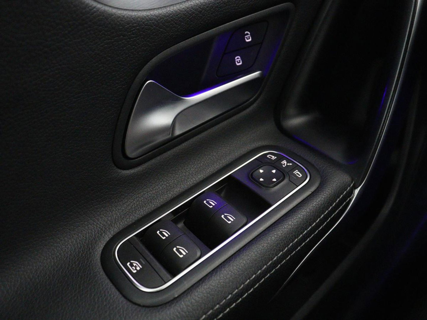 Mercedes-Benz CLA-Klasse 180 Business Solution Progressive | Stoelverwarming | Carplay | Sfeerverlichting | Half leder | Camera | Navigatie | Widescreen | Full LED | Park Assist | DAB | 18'' velgen | Cruise control