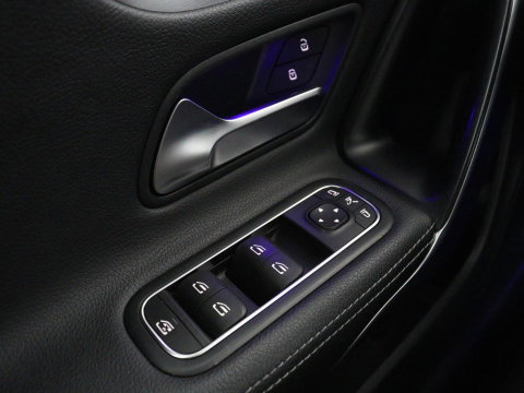 Mercedes-Benz CLA-Klasse 180 Business Solution Progressive | Stoelverwarming | Carplay | Sfeerverlichting | Half leder | Camera | Navigatie | Widescreen | Full LED | Park Assist | DAB | 18'' velgen | Cruise control