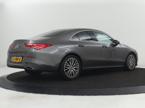 Mercedes-Benz CLA-Klasse 180 Business Solution Progressive | Stoelverwarming | Carplay | Sfeerverlichting | Half leder | Camera | Navigatie | Widescreen | Full LED | Park Assist | DAB | 18'' velgen | Cruise control