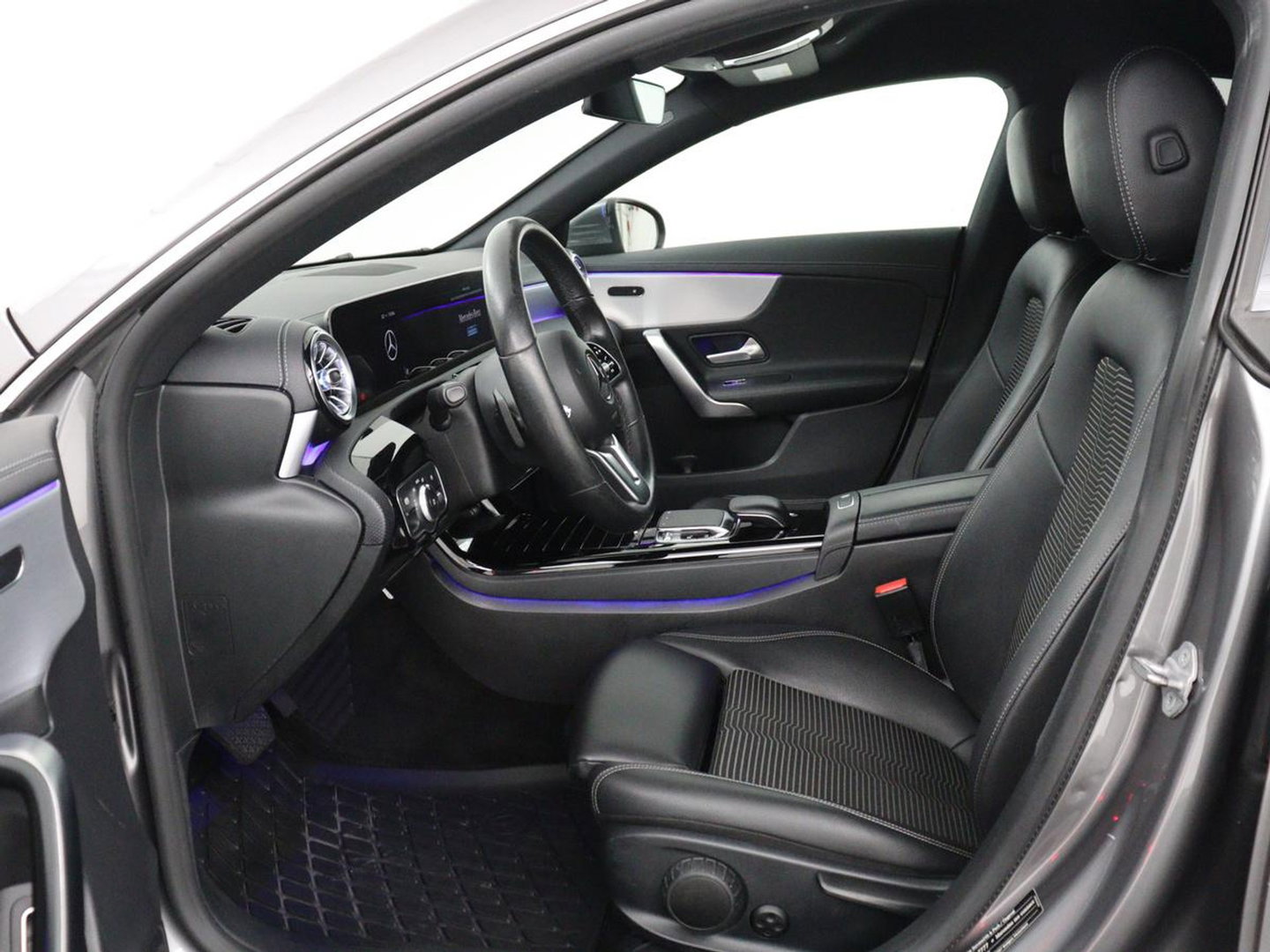 Mercedes-Benz CLA-Klasse 180 Business Solution Progressive | Stoelverwarming | Carplay | Sfeerverlichting | Half leder | Camera | Navigatie | Widescreen | Full LED | Park Assist | DAB | 18'' velgen | Cruise control