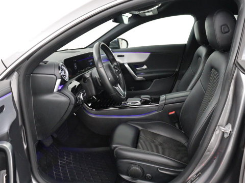 Mercedes-Benz CLA-Klasse 180 Business Solution Progressive | Stoelverwarming | Carplay | Sfeerverlichting | Half leder | Camera | Navigatie | Widescreen | Full LED | Park Assist | DAB | 18'' velgen | Cruise control