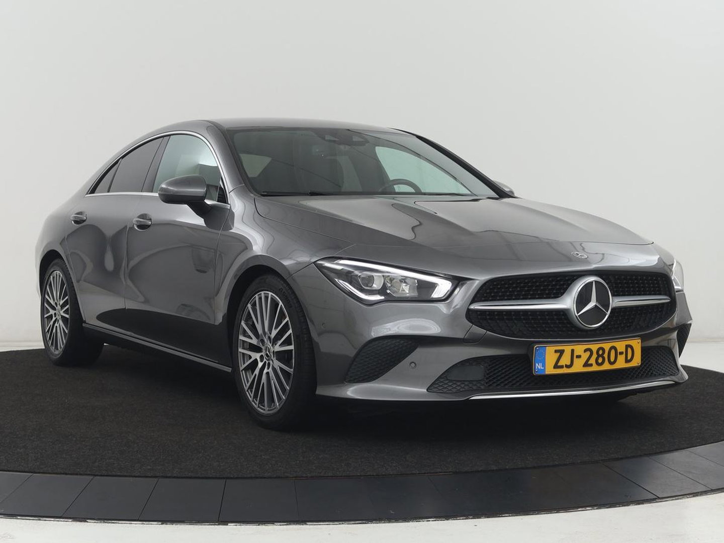 Mercedes-Benz CLA-Klasse 180 Business Solution Progressive | Stoelverwarming | Carplay | Sfeerverlichting | Half leder | Camera | Navigatie | Widescreen | Full LED | Park Assist | DAB | 18'' velgen | Cruise control