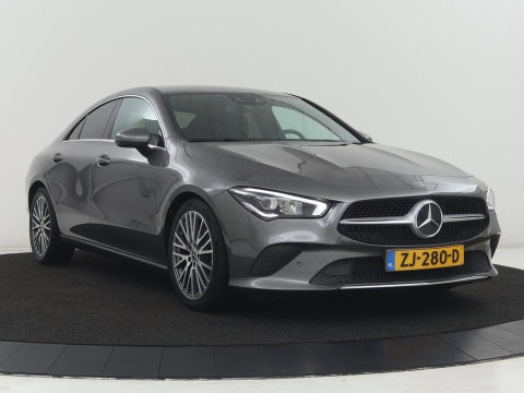 Mercedes-Benz CLA-Klasse 180 Business Solution Progressive | Stoelverwarming | Carplay | Sfeerverlichting | Half leder | Camera | Navigatie | Widescreen | Full LED | Park Assist | DAB | 18'' velgen | Cruise control