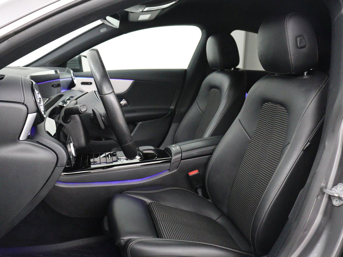 Mercedes-Benz CLA-Klasse 180 Business Solution Progressive | Stoelverwarming | Carplay | Sfeerverlichting | Half leder | Camera | Navigatie | Widescreen | Full LED | Park Assist | DAB | 18'' velgen | Cruise control