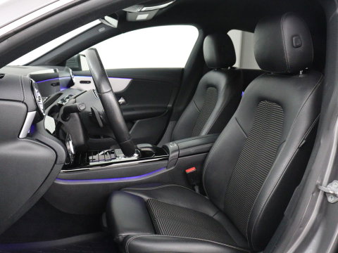 Mercedes-Benz CLA-Klasse 180 Business Solution Progressive | Stoelverwarming | Carplay | Sfeerverlichting | Half leder | Camera | Navigatie | Widescreen | Full LED | Park Assist | DAB | 18'' velgen | Cruise control