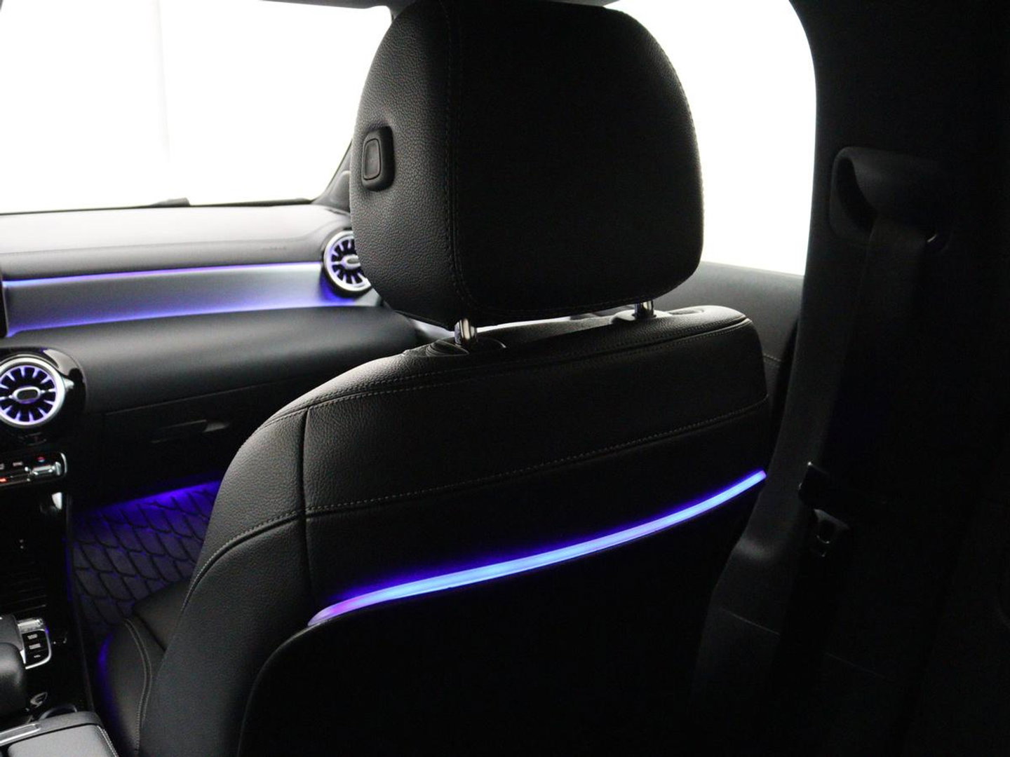 Mercedes-Benz CLA-Klasse 180 Business Solution Progressive | Stoelverwarming | Carplay | Sfeerverlichting | Half leder | Camera | Navigatie | Widescreen | Full LED | Park Assist | DAB | 18'' velgen | Cruise control