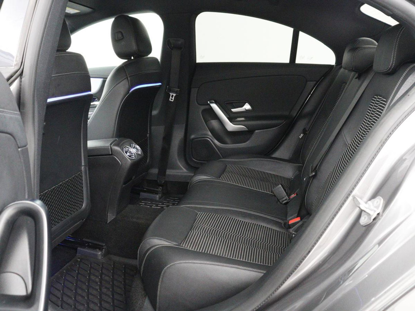 Mercedes-Benz CLA-Klasse 180 Business Solution Progressive | Stoelverwarming | Carplay | Sfeerverlichting | Half leder | Camera | Navigatie | Widescreen | Full LED | Park Assist | DAB | 18'' velgen | Cruise control