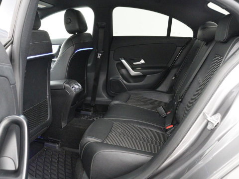 Mercedes-Benz CLA-Klasse 180 Business Solution Progressive | Stoelverwarming | Carplay | Sfeerverlichting | Half leder | Camera | Navigatie | Widescreen | Full LED | Park Assist | DAB | 18'' velgen | Cruise control
