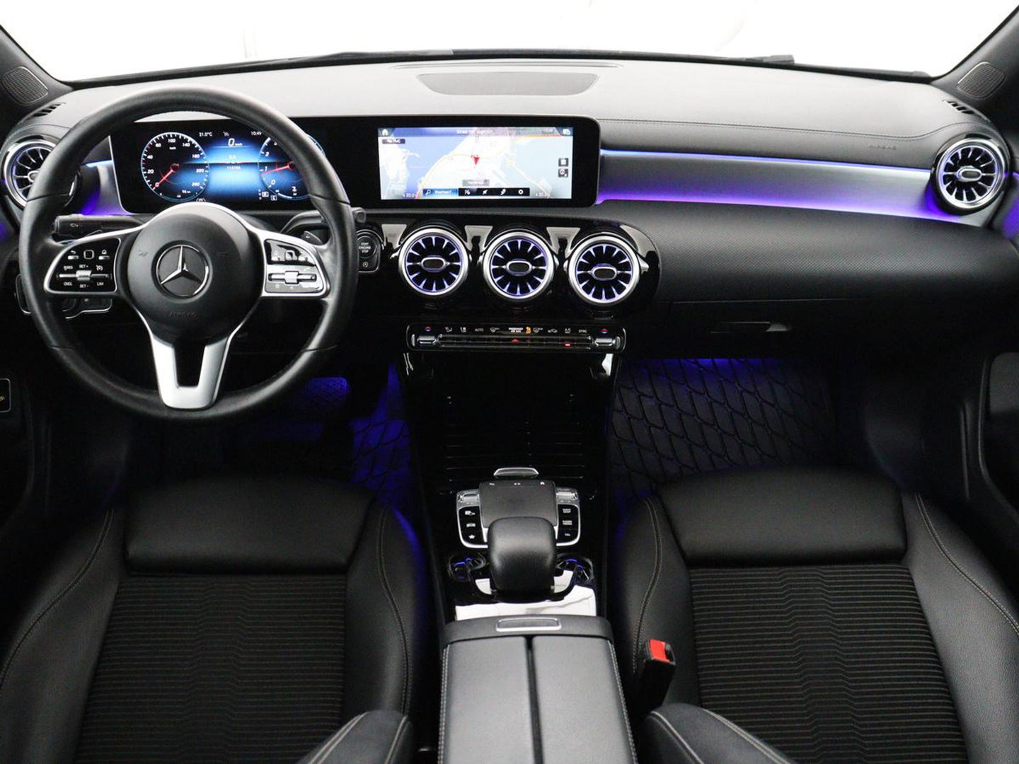 Mercedes-Benz CLA-Klasse 180 Business Solution Progressive | Stoelverwarming | Carplay | Sfeerverlichting | Half leder | Camera | Navigatie | Widescreen | Full LED | Park Assist | DAB | 18'' velgen | Cruise control