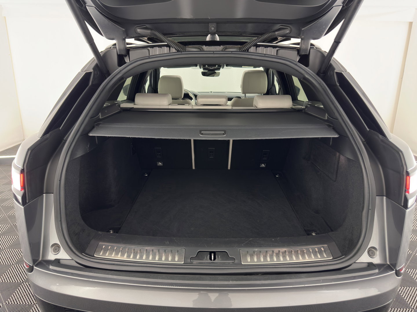 Land Rover Range Rover Velar 3.0 V6 AWD HSE Aut. *PANO | LEATHER | FULL-LED | MEMORY-PACK | BLIND-SPOT | MERIDIAN-SURROUND | DIGI-COCKPIT | CAMERA | KEYLESS | HEATED-COMFORTSEATS | PRIVACY-GLASS | SHIFT-PADDLES | 21 "ALU*