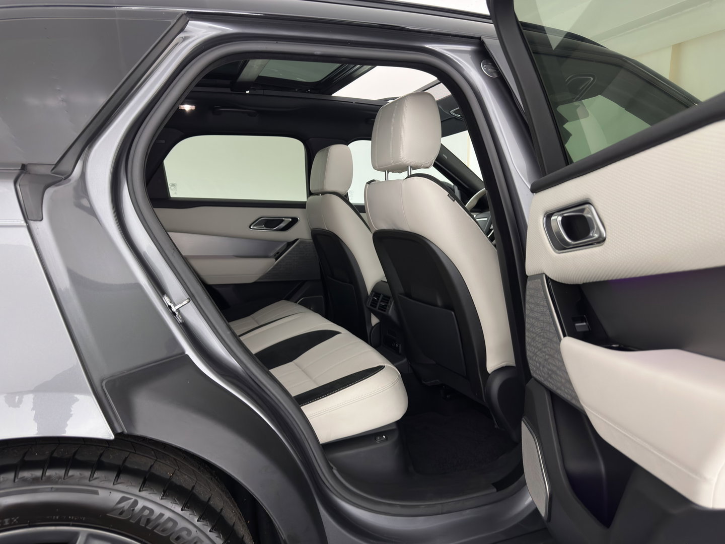 Land Rover Range Rover Velar 3.0 V6 AWD HSE Aut. *PANO | LEATHER | FULL-LED | MEMORY-PACK | BLIND-SPOT | MERIDIAN-SURROUND | DIGI-COCKPIT | CAMERA | KEYLESS | HEATED-COMFORTSEATS | PRIVACY-GLASS | SHIFT-PADDLES | 21 "ALU*