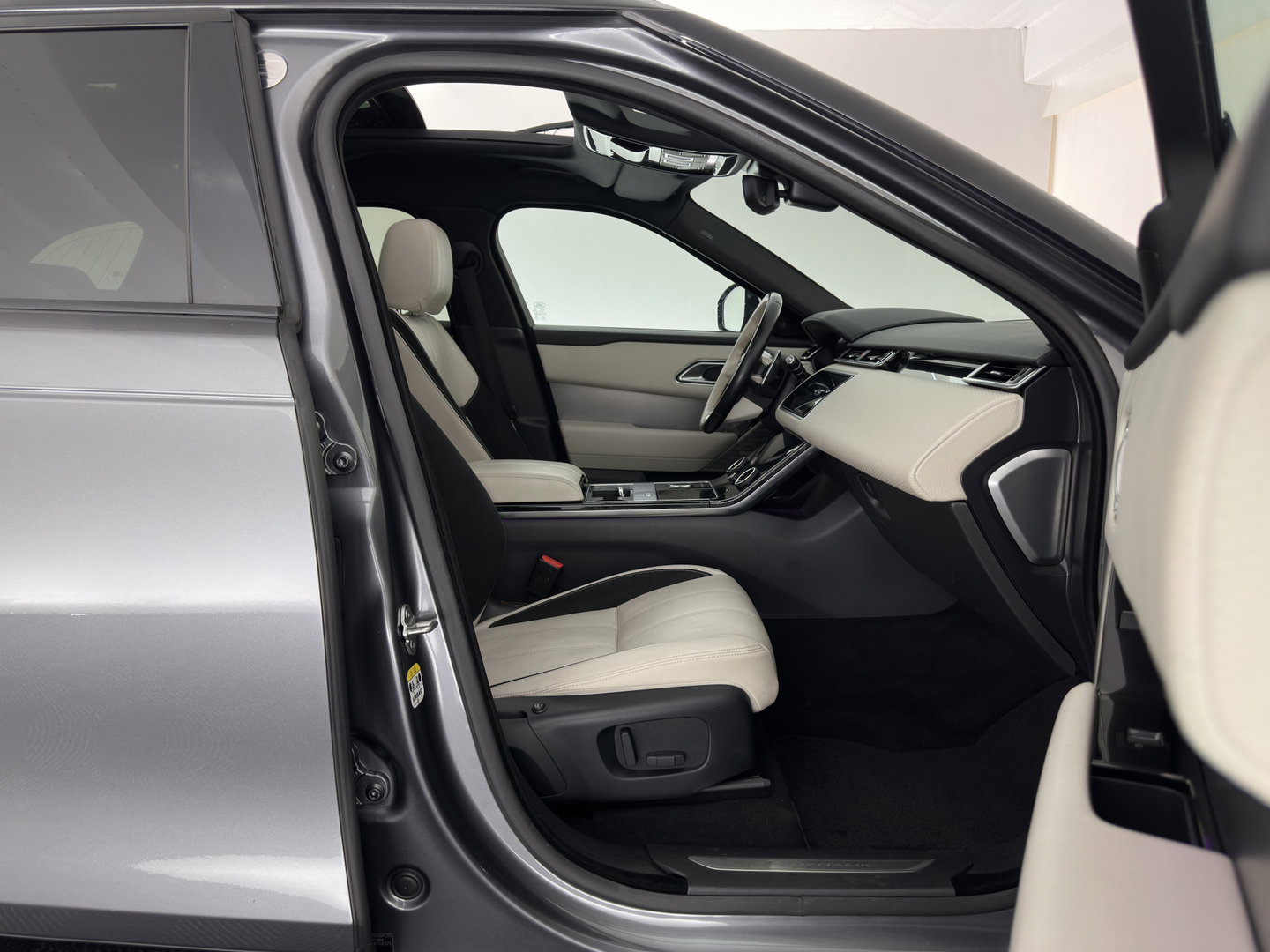 Land Rover Range Rover Velar 3.0 V6 AWD HSE Aut. *PANO | LEATHER | FULL-LED | MEMORY-PACK | BLIND-SPOT | MERIDIAN-SURROUND | DIGI-COCKPIT | CAMERA | KEYLESS | HEATED-COMFORTSEATS | PRIVACY-GLASS | SHIFT-PADDLES | 21 "ALU*
