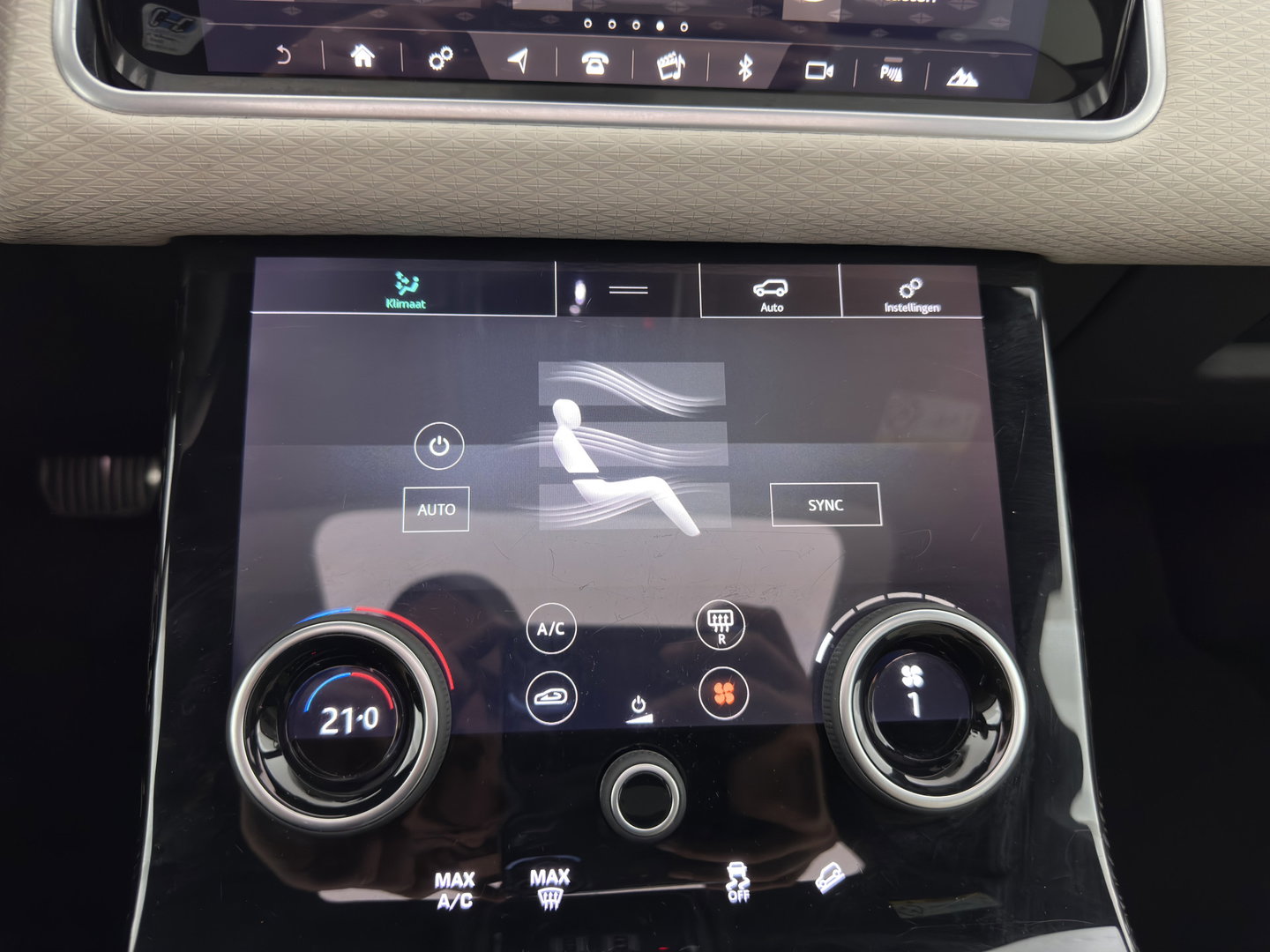 Land Rover Range Rover Velar 3.0 V6 AWD HSE Aut. *PANO | LEATHER | FULL-LED | MEMORY-PACK | BLIND-SPOT | MERIDIAN-SURROUND | DIGI-COCKPIT | CAMERA | KEYLESS | HEATED-COMFORTSEATS | PRIVACY-GLASS | SHIFT-PADDLES | 21 "ALU*
