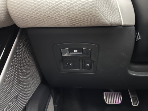 Land Rover Range Rover Velar 3.0 V6 AWD HSE Aut. *PANO | LEATHER | FULL-LED | MEMORY-PACK | BLIND-SPOT | MERIDIAN-SURROUND | DIGI-COCKPIT | CAMERA | KEYLESS | HEATED-COMFORTSEATS | PRIVACY-GLASS | SHIFT-PADDLES | 21 "ALU*