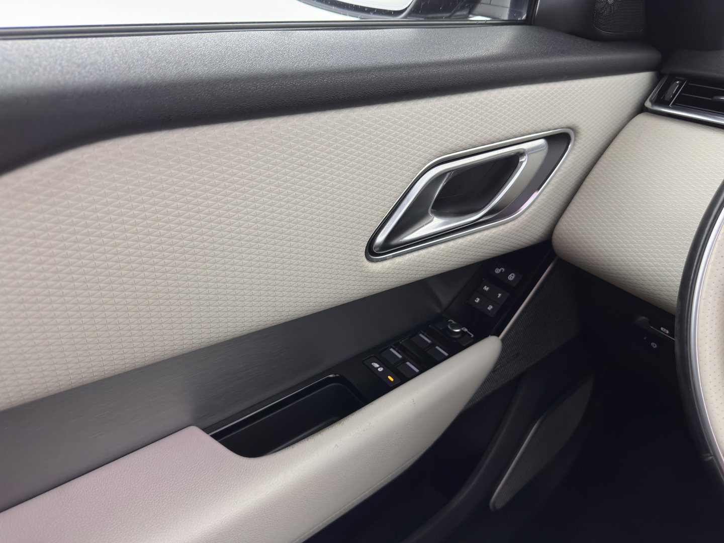 Land Rover Range Rover Velar 3.0 V6 AWD HSE Aut. *PANO | LEATHER | FULL-LED | MEMORY-PACK | BLIND-SPOT | MERIDIAN-SURROUND | DIGI-COCKPIT | CAMERA | KEYLESS | HEATED-COMFORTSEATS | PRIVACY-GLASS | SHIFT-PADDLES | 21 "ALU*