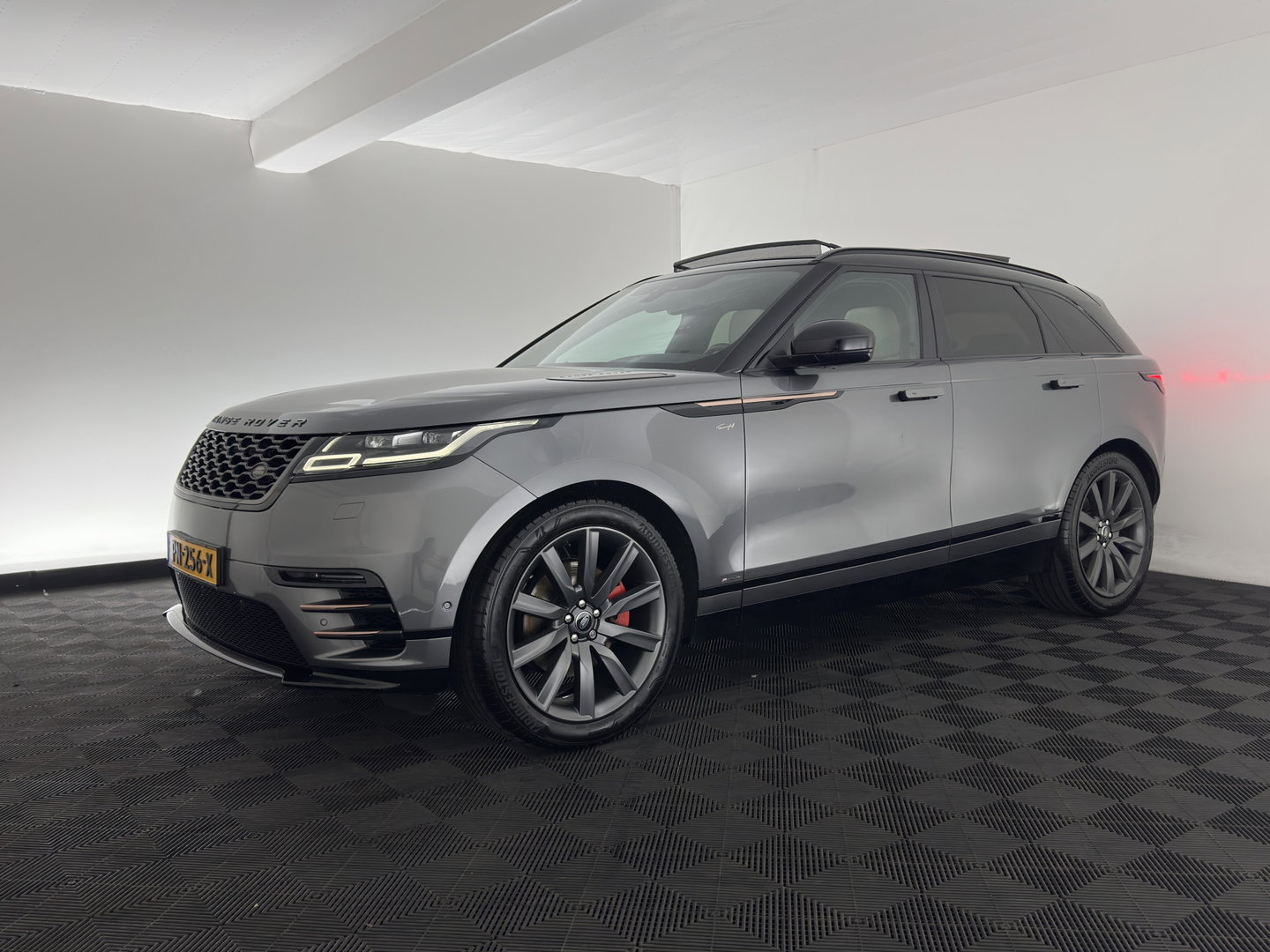 Land Rover Range Rover Velar 3.0 V6 AWD HSE Aut. *PANO | LEATHER | FULL-LED | MEMORY-PACK | BLIND-SPOT | MERIDIAN-SURROUND | DIGI-COCKPIT | CAMERA | KEYLESS | HEATED-COMFORTSEATS | PRIVACY-GLASS | SHIFT-PADDLES | 21 "ALU*