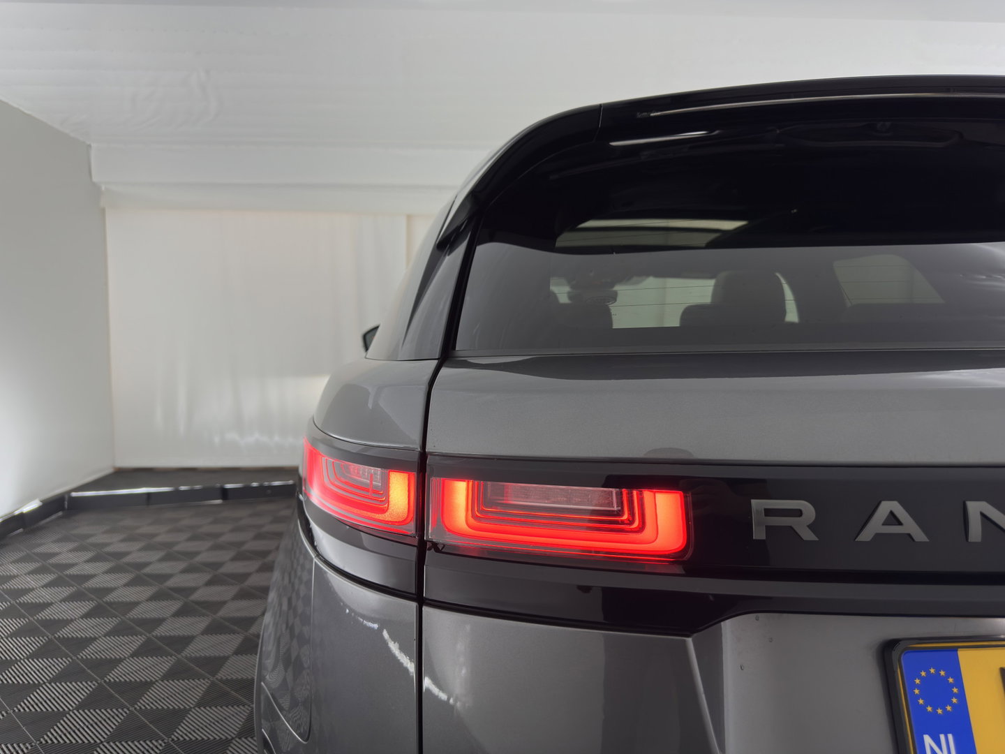Land Rover Range Rover Velar 3.0 V6 AWD HSE Aut. *PANO | LEATHER | FULL-LED | MEMORY-PACK | BLIND-SPOT | MERIDIAN-SURROUND | DIGI-COCKPIT | CAMERA | KEYLESS | HEATED-COMFORTSEATS | PRIVACY-GLASS | SHIFT-PADDLES | 21 "ALU*
