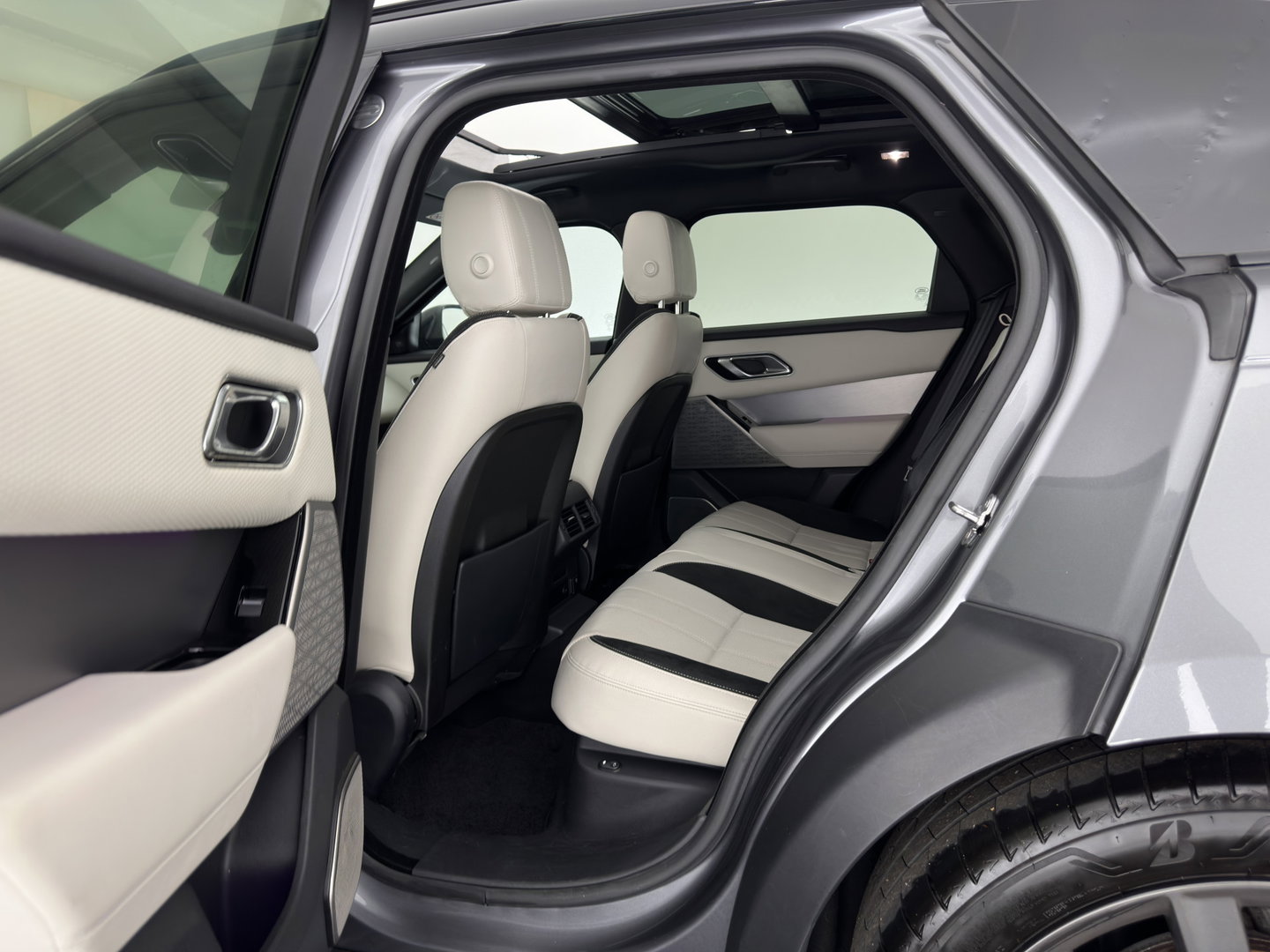 Land Rover Range Rover Velar 3.0 V6 AWD HSE Aut. *PANO | LEATHER | FULL-LED | MEMORY-PACK | BLIND-SPOT | MERIDIAN-SURROUND | DIGI-COCKPIT | CAMERA | KEYLESS | HEATED-COMFORTSEATS | PRIVACY-GLASS | SHIFT-PADDLES | 21 "ALU*