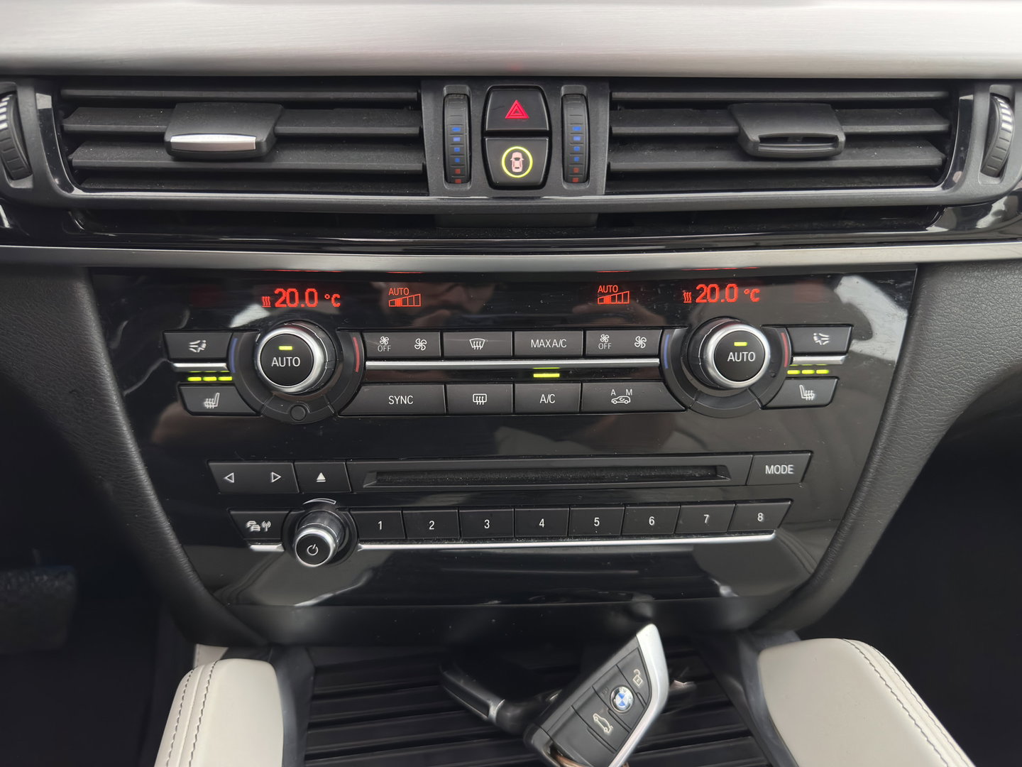 BMW X6 xDrive30d High Executive Aut. *PANO | HEAD-UP | LEATHER | FULL-LED | HIFI-SOUND | BLINDSPOT | MEMORY-PACK | DIGI-COCKPIT | HEATED-COMFORTSEATS | NAVI-FULLMAP | AMBIENT-LIGHT | CRUISE | TOWBAR | 19"ALU*
