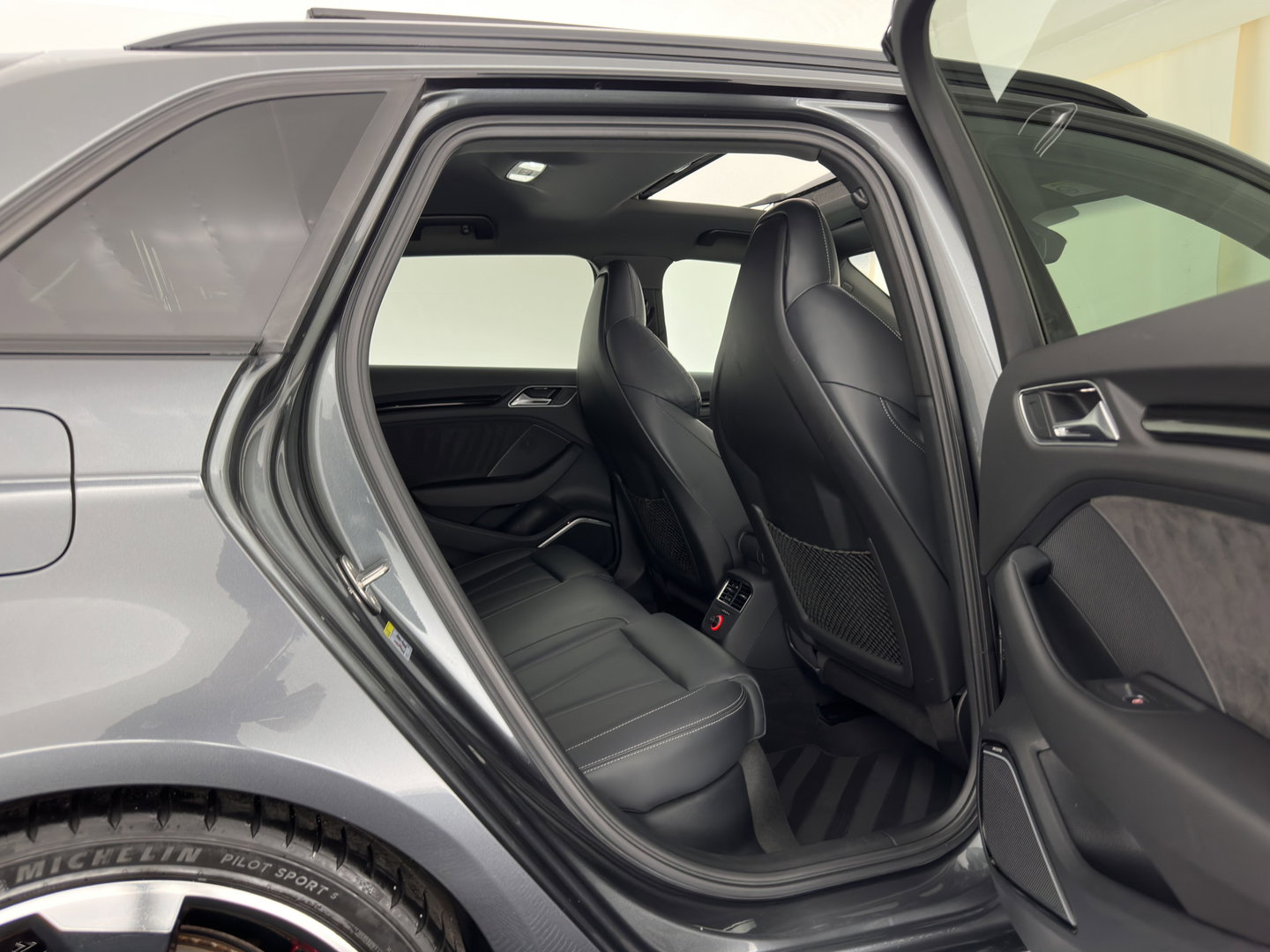 Audi RS3 Sportback 2.5 TFSI quattro Pro Line Plus *RS-SEATS | PANO | NAPPA-FULL-LEATHER | BANG&OLUFSEN | CAMERA | KEYLESS | NAVI-FULLMAP | PRIVACY-GLASS | SHIFTPADDLES | 19''ALU*