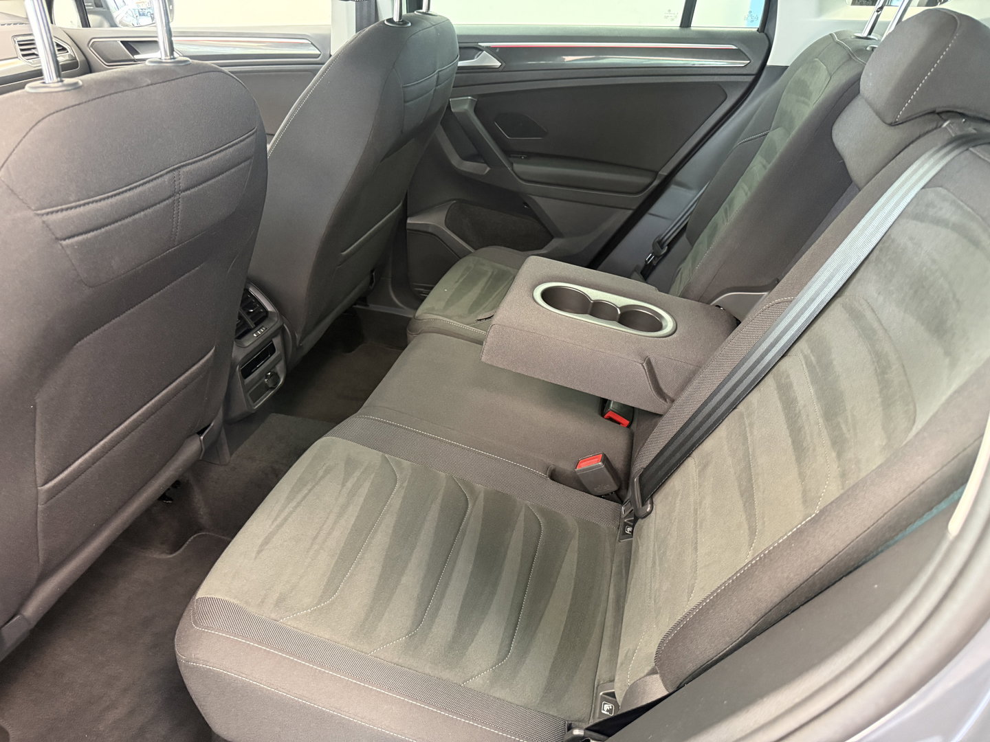 Volkswagen Tiguan 1.4 TSI eHybrid Elegance ACC PDC Lane Assist Blindspot Navi Carplay 24 Maanden garantie* (Vraag naar de voorwaarden)