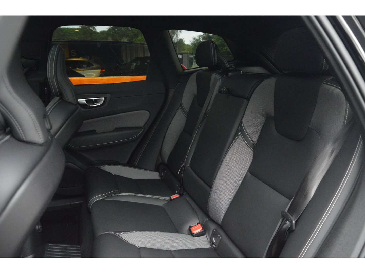 Volvo XC60 T8 Hybride AWD Ultra Black Edition | Head-Up Display | Harman/Kardon | Panoramdak | 360 Camera |