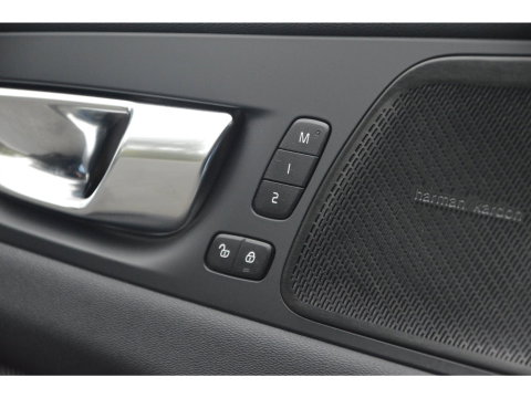 Volvo XC60 T8 Hybride AWD Ultra Black Edition | Head-Up Display | Harman/Kardon | Panoramdak | 360 Camera |