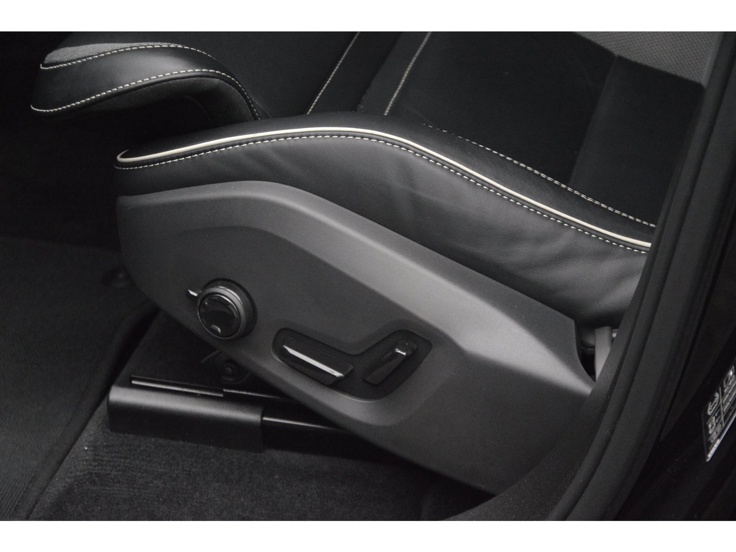 Volvo XC60 T8 Hybride AWD Ultra Black Edition | Head-Up Display | Harman/Kardon | Panoramdak | 360 Camera |