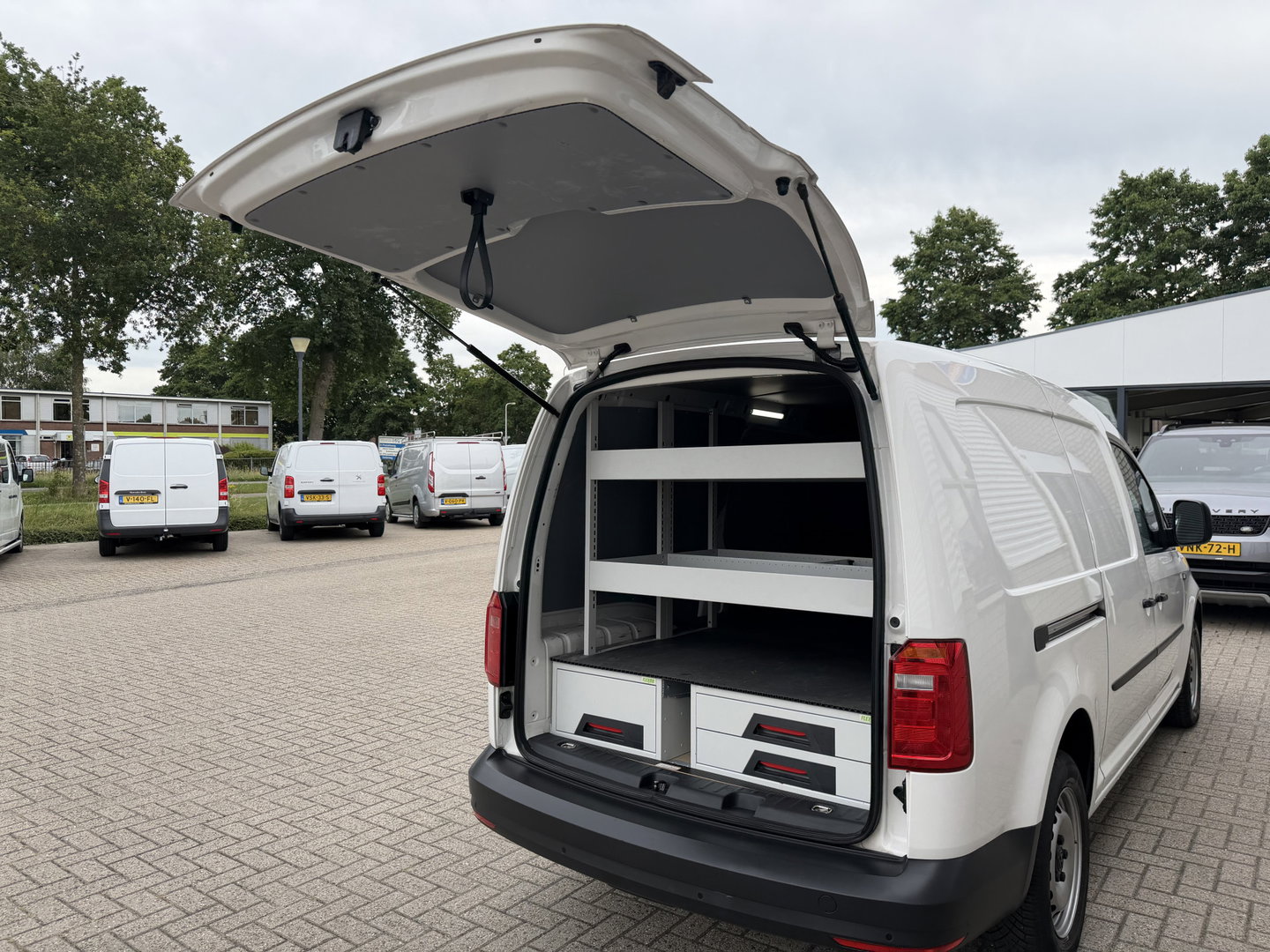 Volkswagen Caddy 2.0 TDI L2H1 BMT Maxi Comfortline / vaste prijs rijklaar € 15.950 ex btw / euro 6 / bpm vrij / ingerichte laadruimte / ex KPN / airco / cruise / pdc achter / omvormer !