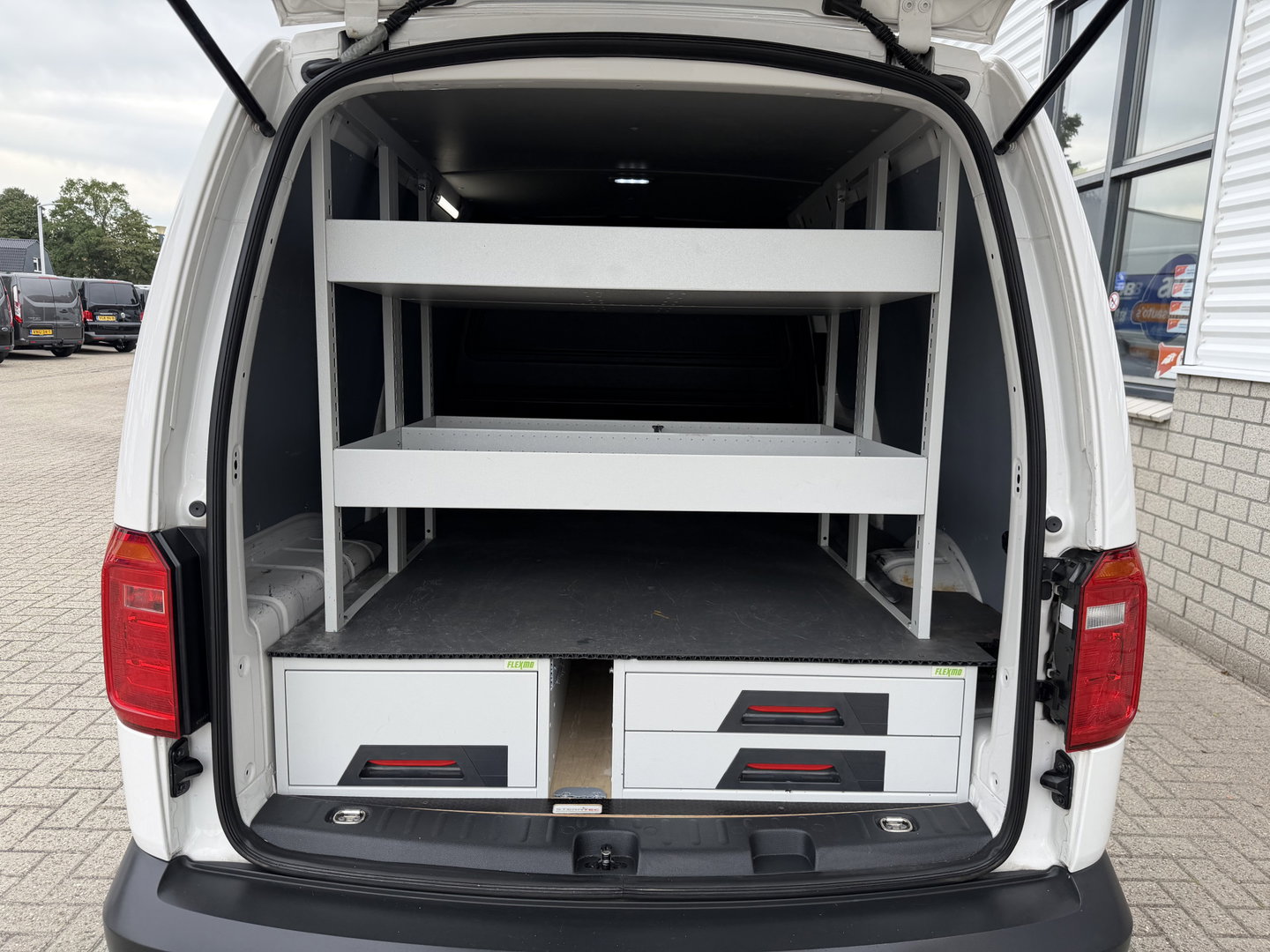 Volkswagen Caddy 2.0 TDI L2H1 BMT Maxi Comfortline / vaste prijs rijklaar € 15.950 ex btw / euro 6 / bpm vrij / ingerichte laadruimte / ex KPN / airco / cruise / pdc achter / omvormer !