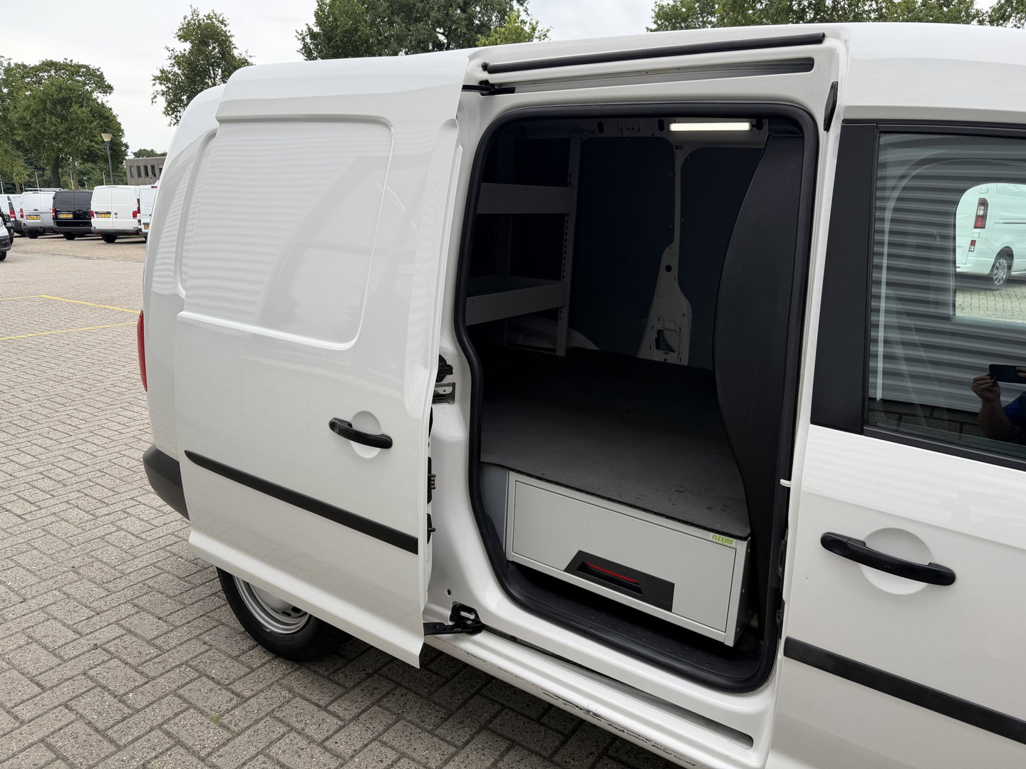 Volkswagen Caddy 2.0 TDI L2H1 BMT Maxi Comfortline / vaste prijs rijklaar € 15.950 ex btw / euro 6 / bpm vrij / ingerichte laadruimte / ex KPN / airco / cruise / pdc achter / omvormer !