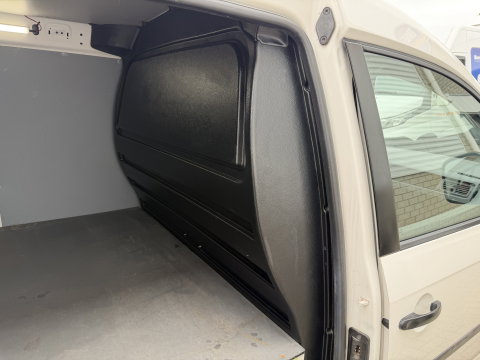 Volkswagen Caddy 2.0 TDI L2H1 BMT Maxi Comfortline / vaste prijs rijklaar € 15.950 ex btw / euro 6 / bpm vrij / ingerichte laadruimte / ex KPN / airco / cruise / pdc achter / omvormer !
