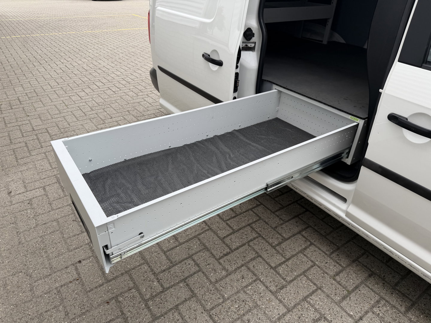 Volkswagen Caddy 2.0 TDI L2H1 BMT Maxi Comfortline / vaste prijs rijklaar € 15.950 ex btw / euro 6 / bpm vrij / ingerichte laadruimte / ex KPN / airco / cruise / pdc achter / omvormer !