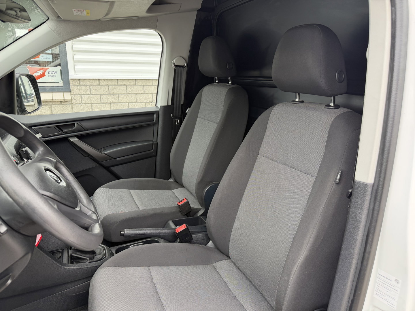 Volkswagen Caddy 2.0 TDI L2H1 BMT Maxi Comfortline / vaste prijs rijklaar € 15.950 ex btw / euro 6 / bpm vrij / ingerichte laadruimte / ex KPN / airco / cruise / pdc achter / omvormer !