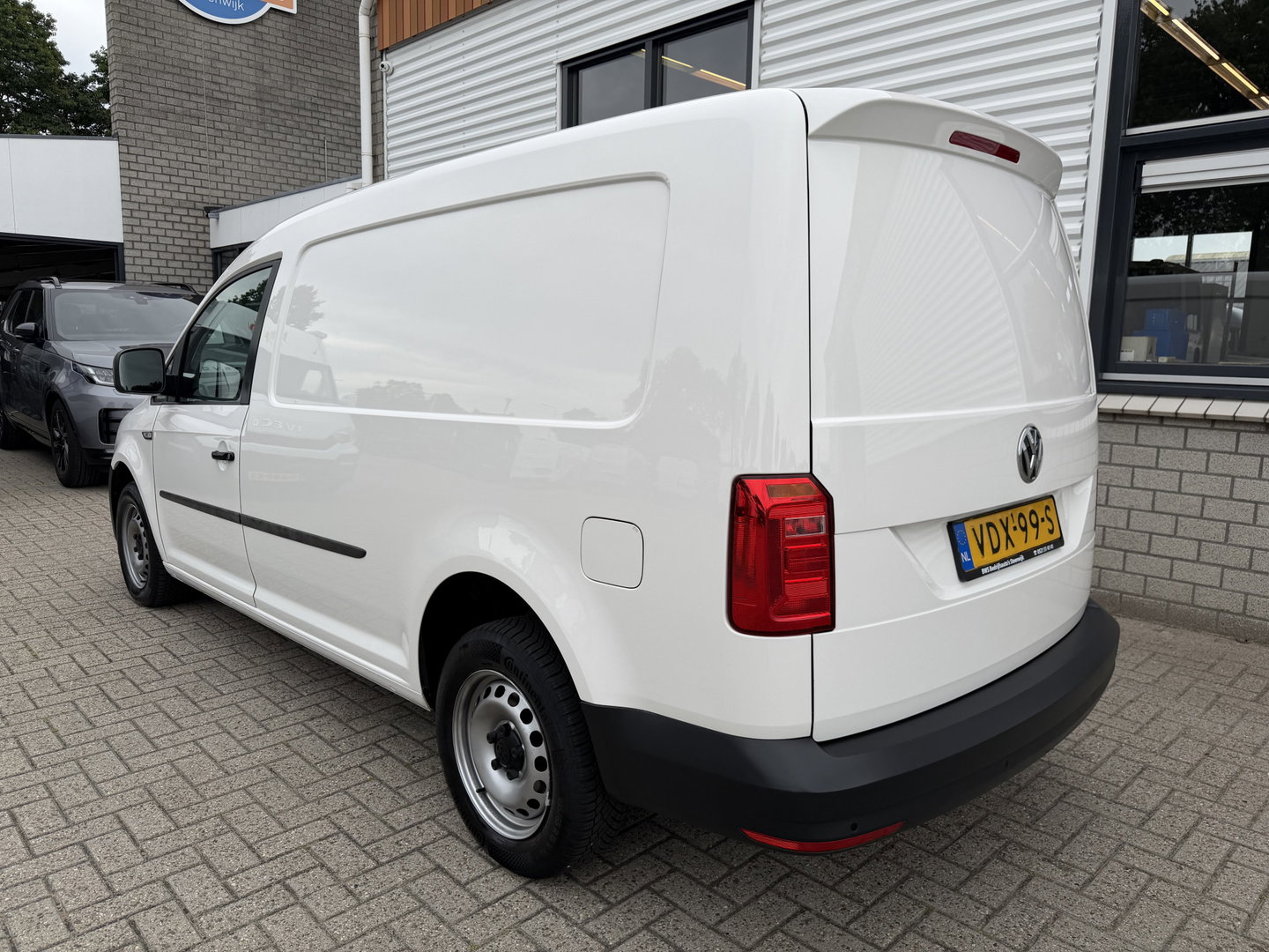 Volkswagen Caddy 2.0 TDI L2H1 BMT Maxi Comfortline / vaste prijs rijklaar € 15.950 ex btw / euro 6 / bpm vrij / ingerichte laadruimte / ex KPN / airco / cruise / pdc achter / omvormer !