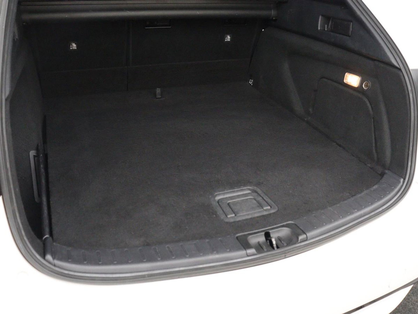 Toyota Corolla 2.0 Hybrid First Edition | Stoel & stuurverwarming | Navigatie | Carplay | Adaptive cruise | Full LED | Camera | Climate control | Bluetooth