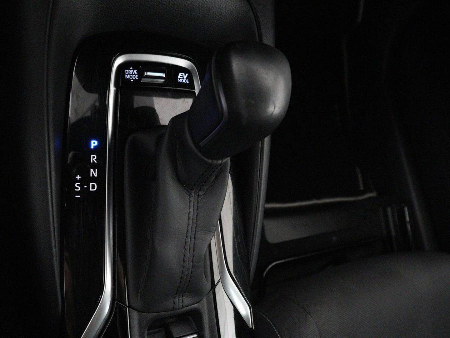 Toyota Corolla 2.0 Hybrid First Edition | Stoel & stuurverwarming | Navigatie | Carplay | Adaptive cruise | Full LED | Camera | Climate control | Bluetooth