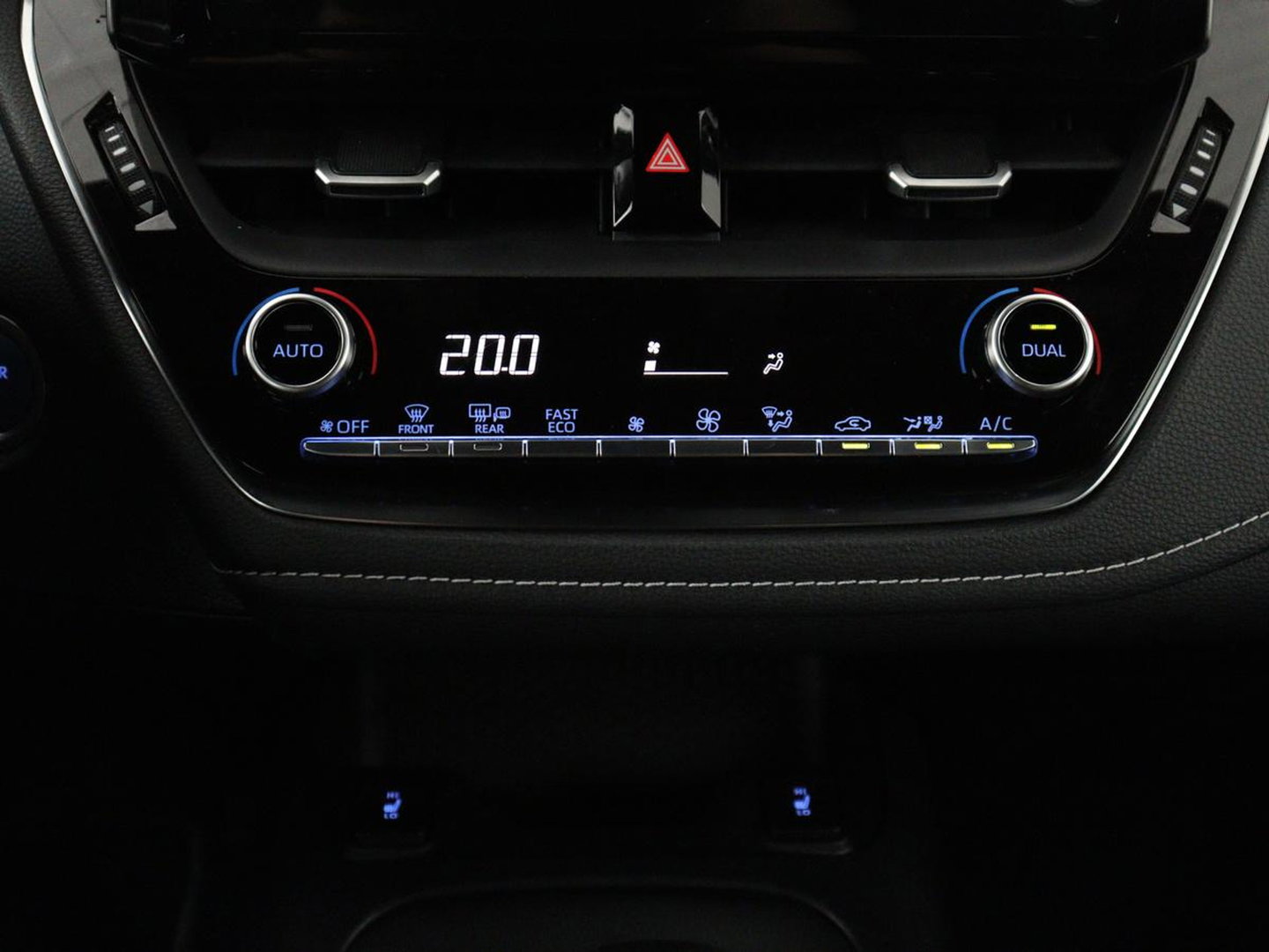 Toyota Corolla 2.0 Hybrid First Edition | Stoel & stuurverwarming | Navigatie | Carplay | Adaptive cruise | Full LED | Camera | Climate control | Bluetooth
