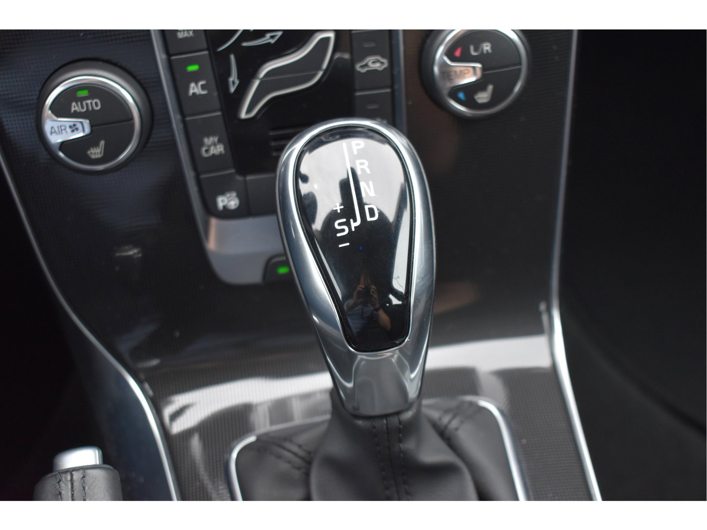 Volvo V40 1.5 T2 Polar+ | NL-Auto | Historie | Standkachel | Stoelverwarming | Nav | Sfeerverl. | Full LED | Zeer netjes