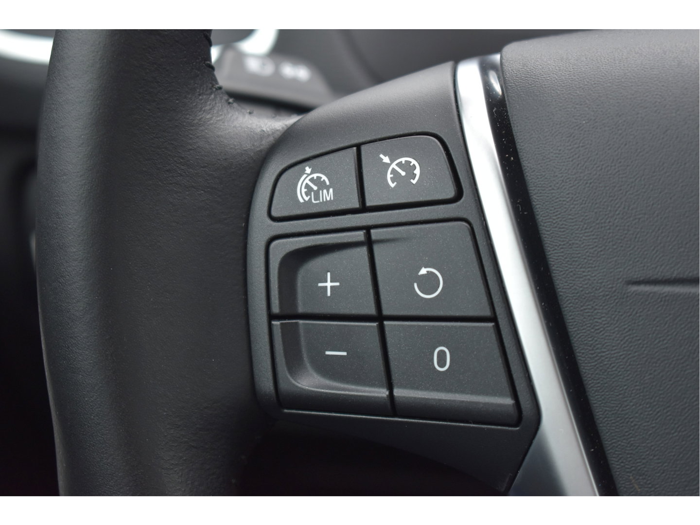 Volvo V40 1.5 T2 Polar+ | NL-Auto | Historie | Standkachel | Stoelverwarming | Nav | Sfeerverl. | Full LED | Zeer netjes