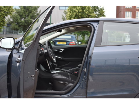 Volvo V40 1.5 T2 Polar+ | NL-Auto | Historie | Standkachel | Stoelverwarming | Nav | Sfeerverl. | Full LED | Zeer netjes